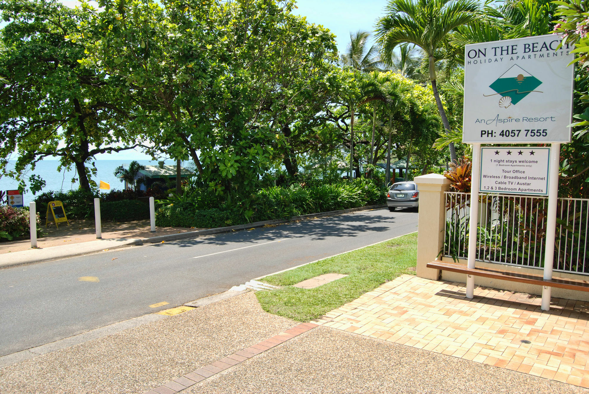 On The Beach Apartments Trinity Beach Exteriör bild